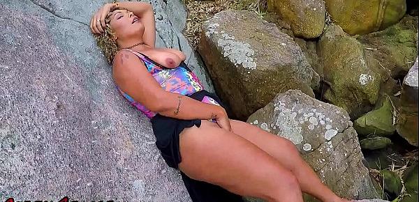  O TESÃO QUE SINTO É TANTO QUE NA PRAIA MESMO ENFIEI O CONSOLO NA BUCETA ATE GOZAR GOSTOSO